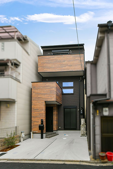 木目調の外壁がアクセントのスタイリッシュな外観｜京都・大阪・滋賀の注文住宅 天然木の家