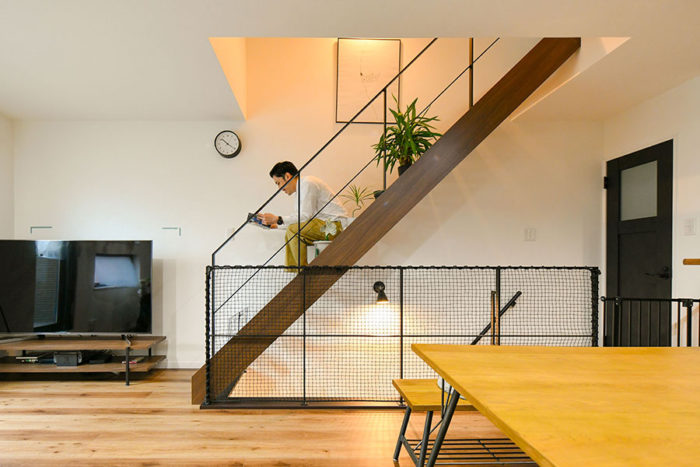 リビングを見渡せるオープン階段が一息つけるスペースにも｜京都・大阪・滋賀の注文住宅 天然木の家