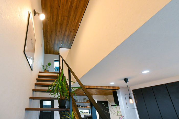 木目調天井がおしゃれな階段｜京都・大阪・滋賀の注文住宅 天然木の家