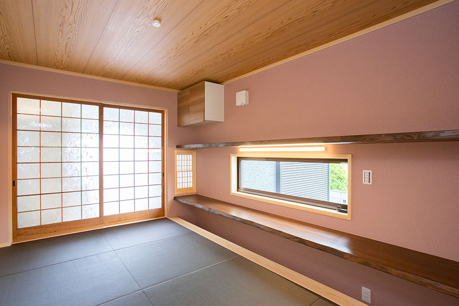 タモの天然木一枚板を使用した2段のカウンターと棚が迫力ある和室｜京都・滋賀の注文住宅 天然木の家