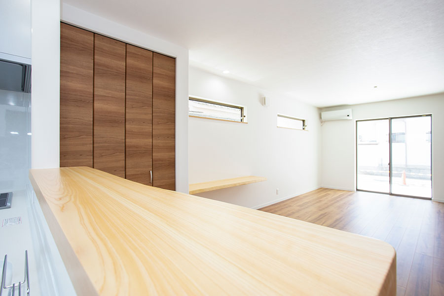 天然木を使用したキッチンカウンター｜京都・滋賀の注文住宅 天然木の家