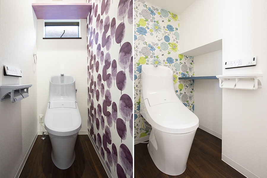 鮮やかな壁紙のトイレ。1階トイレは階段下スペースを活用｜京都・滋賀の注文住宅 天然木の家