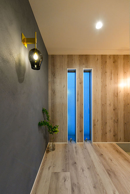 壁と床の木目を繋げて奥行きを感じさせる玄関｜京都・大阪・滋賀の注文住宅 天然木の家