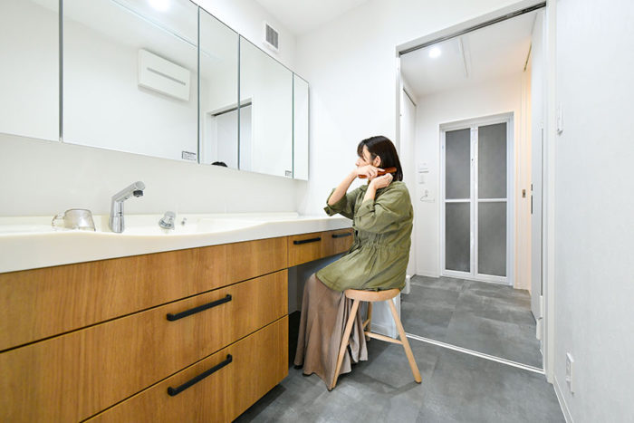 洗面台を広くとり家族同時に使える洗面室｜京都・大阪・滋賀の注文住宅 天然木の家