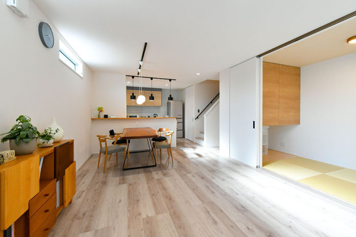 白を基調としたクロスに木目調のインテリア、アイアンの家具が素敵｜京都・大阪・滋賀の注文住宅 天然木の家