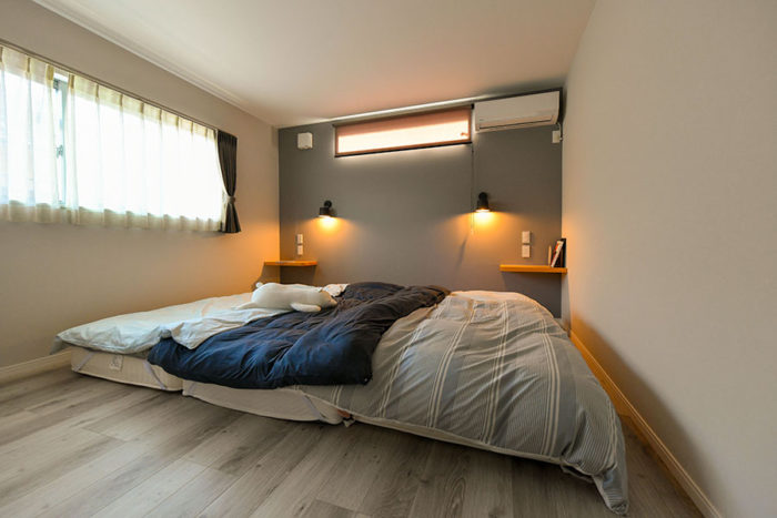 グレーのアクセントクロスが落ち着いた雰囲気の寝室｜京都・大阪・滋賀の注文住宅 天然木の家