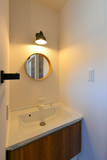 手洗い日の鏡は丸形でかわいく｜京都・大阪・滋賀の注文住宅 天然木の家