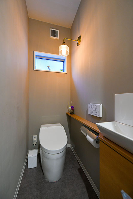 グレーの壁紙がシックなトイレ｜京都・大阪・滋賀の注文住宅 天然木の家