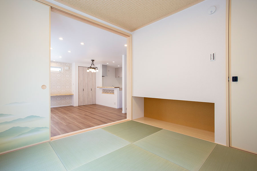小上がりの和室は腰を掛けながらテレビも見れる｜京都・滋賀の注文住宅 天然木の家