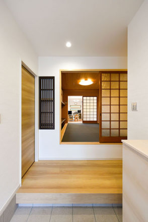玄関を開けると和室、リビングと突き抜け開放的｜京都・大阪・滋賀の注文住宅 天然木の家