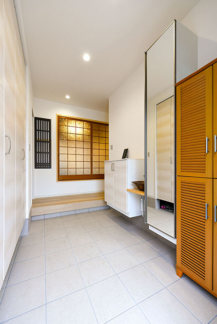 広めの玄関には手洗い場を設置｜京都・大阪・滋賀の注文住宅 天然木の家