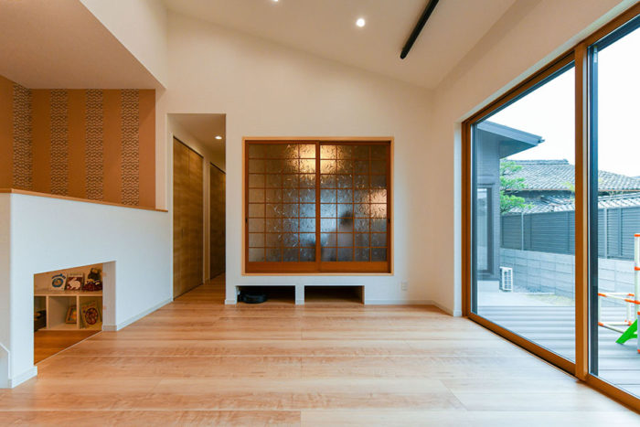 以前の家の歴史あるガラス戸を使用｜京都・大阪・滋賀の注文住宅 天然木の家