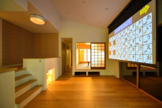 夜はプロジェクターを下ろしシアタールームの特等席に｜京都・大阪・滋賀の注文住宅 天然木の家
