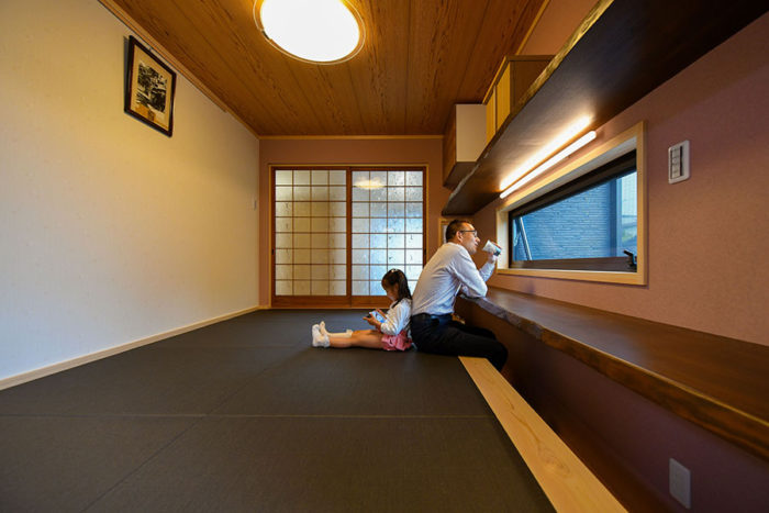 タモの天然木一枚板を使用したカウンターと棚｜京都・大阪・滋賀の注文住宅 天然木の家
