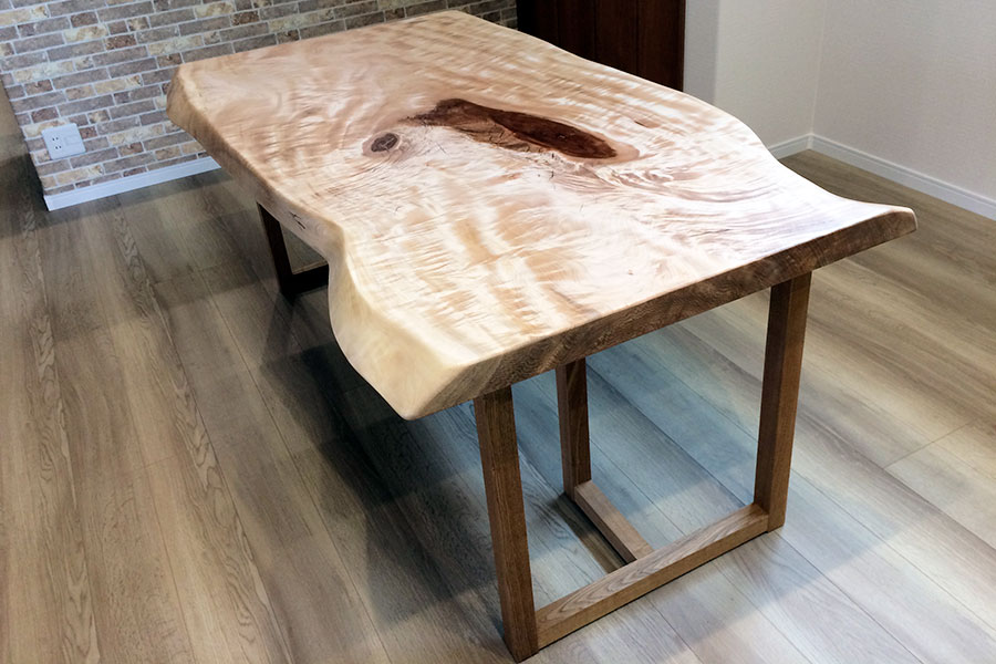 天然木一枚板を使ったダイニングテーブル｜京都・滋賀の注文住宅 天然木の家