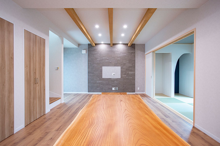 壁掛けテレビの後ろはエコカラットを使用｜京都・滋賀の注文住宅 天然木の家