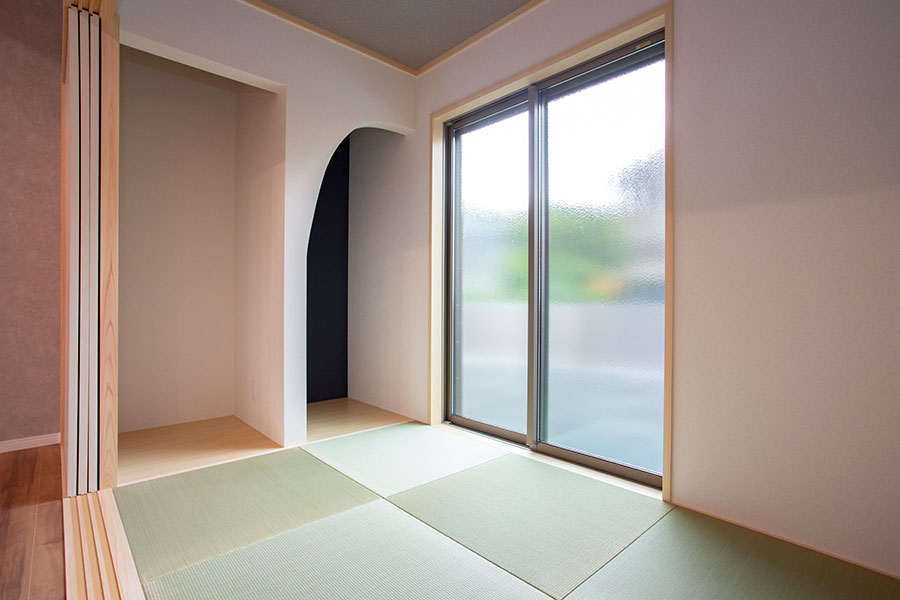 和室にはデザイン性のあるアール型の垂れ壁｜京都・滋賀の注文住宅 天然木の家