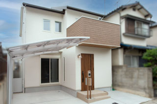 白い外壁にブラウンのベランダがアクセントの落ち着いた雰囲気の外観｜京都・大阪・滋賀の注文住宅 天然木の家