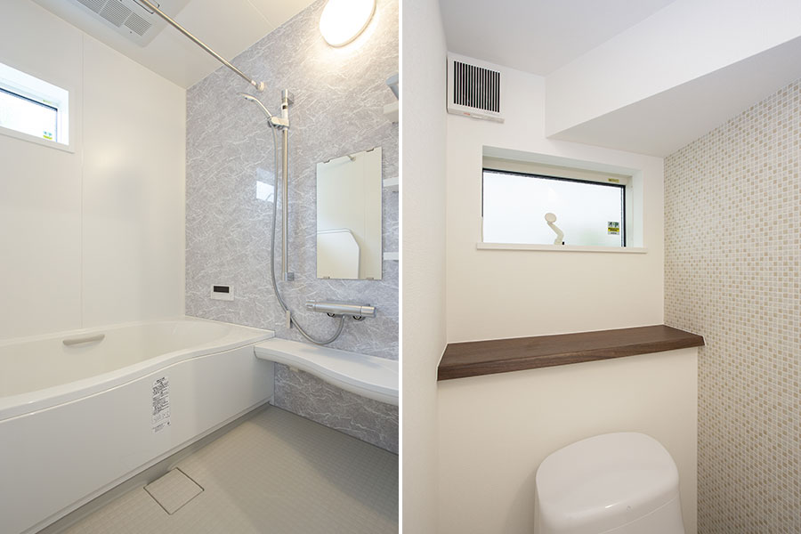 天然木の棚があるトイレとグレーの色合いがエレガンスな浴室｜京都・滋賀の注文住宅 天然木の家