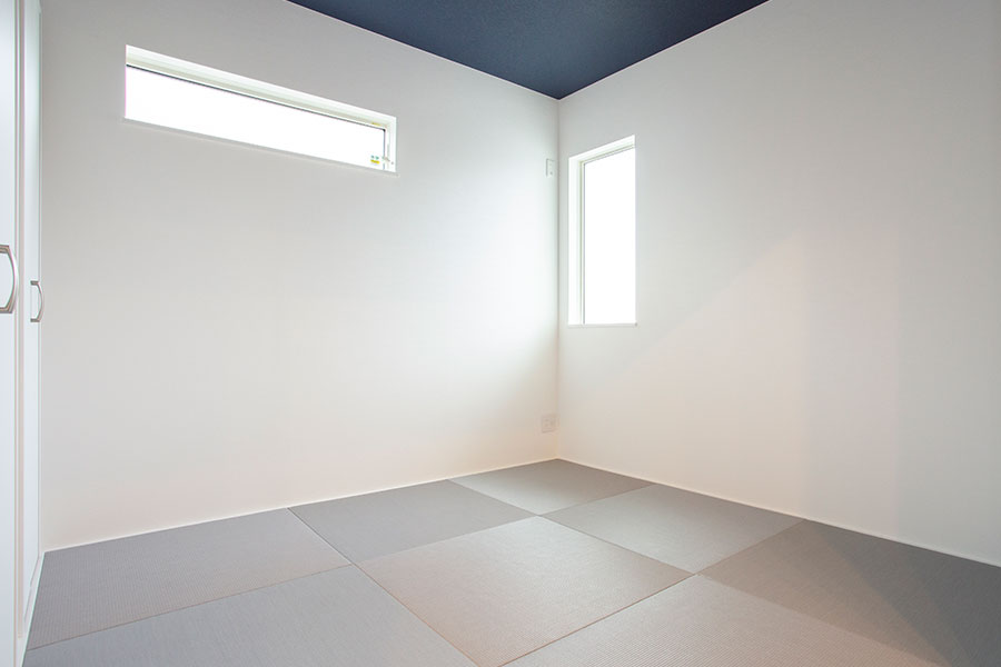 畳のカラーと天井のネイビーがモダンな雰囲気の和室｜京都・滋賀の注文住宅 天然木の家