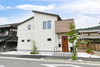 白に黒のサッシがアクセントになり緑が映える外観｜京都・大阪・滋賀の注文住宅 天然木の家