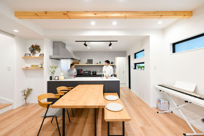 フルフラットキッチンは開放的で2人並んでも十分な広さのキッチン｜京都・大阪・滋賀の注文住宅 天然木の家