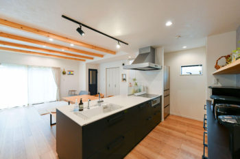 モノトーンと天然木がナチュラルな空間を生み出すリビング｜京都・大阪・滋賀の注文住宅 天然木の家