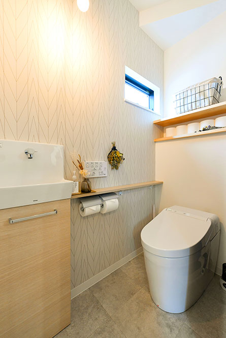グレーを使用しながらもデザインによって優しい印象を与えるトイレ｜京都・大阪・滋賀の注文住宅 天然木の家