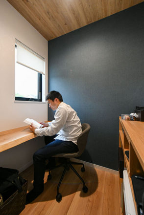 寝室横の書斎には天然木を使用したワークカウンターを設置｜京都・大阪・滋賀の注文住宅 天然木の家