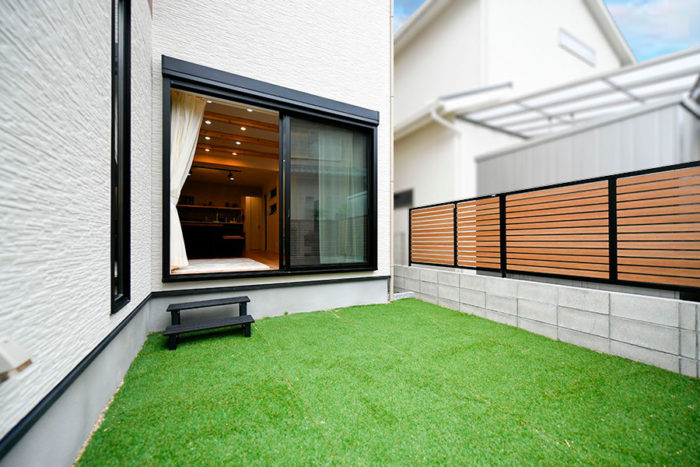 リビングから出入りのできる芝生の庭｜京都・大阪・滋賀の注文住宅 天然木の家
