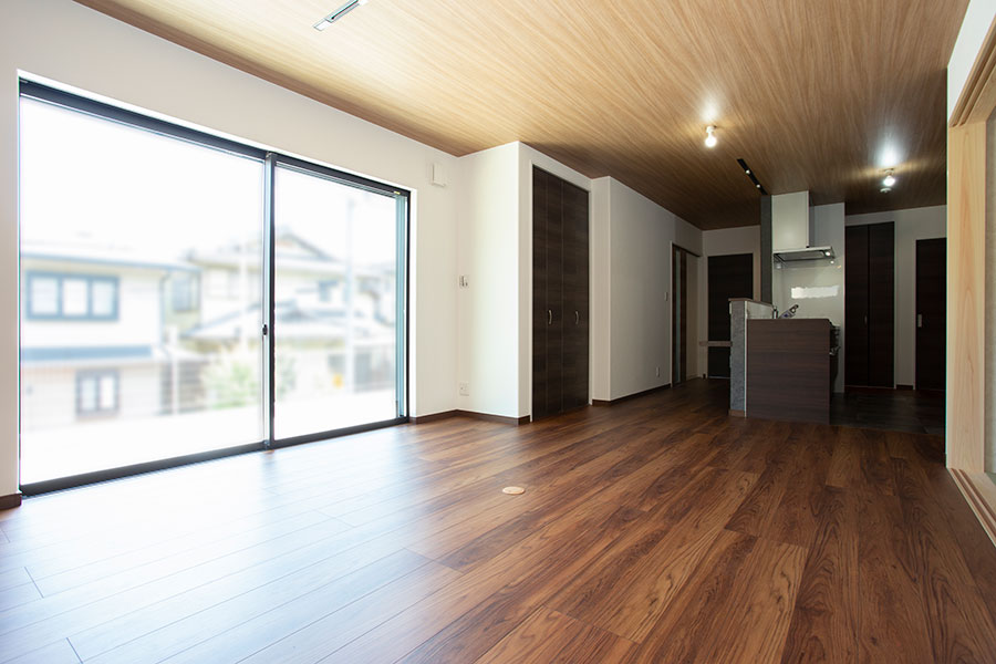 天井を明るく床を濃い色にすることで空間の広がりを感じさせる｜京都・滋賀の注文住宅 天然木の家