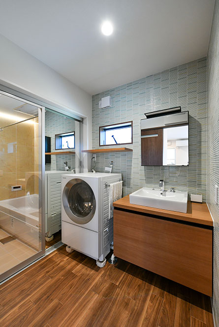 洗面室の壁はお掃除がしやすく水に強いタイル貼り｜京都・大阪・滋賀の注文住宅 天然木の家