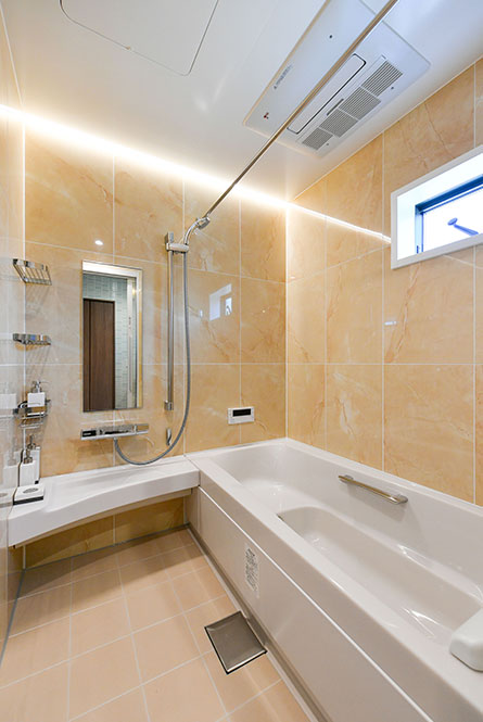 お風呂の床は水はけのいいタイルを使用｜京都・大阪・滋賀の注文住宅 天然木の家
