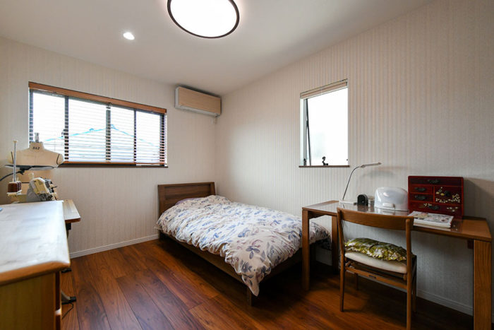 ナチュラル色のボーダーの壁紙が可愛いお部屋｜京都・大阪・滋賀の注文住宅 天然木の家
