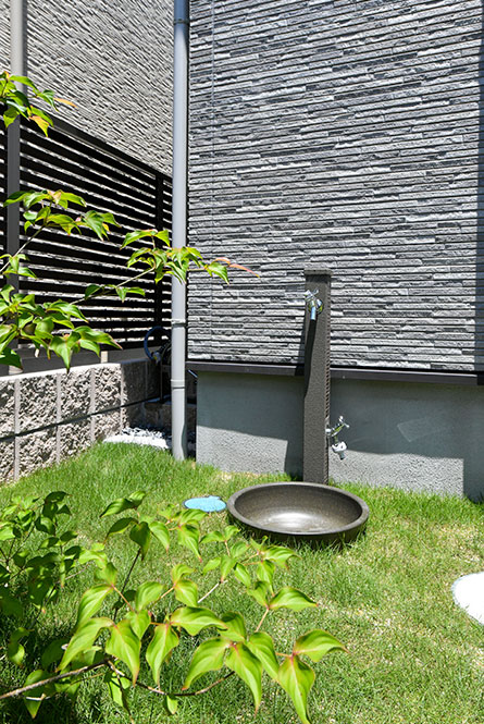 お庭の水栓も陶器でおしゃれに｜京都・大阪・滋賀の注文住宅 天然木の家