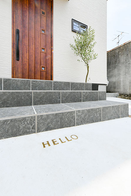 玄関ポーチには「HELLO」のかわいい文字盤｜京都・大阪・滋賀の注文住宅 天然木の家