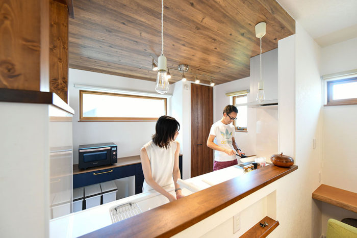 キッチンは二人並んでも十分な広さ｜京都・大阪・滋賀の注文住宅 天然木の家