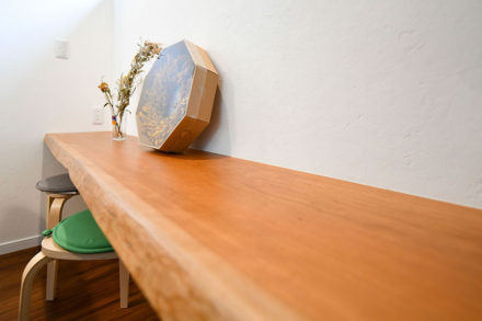 天然木一枚板を使ったチェリーのカウンター｜京都・大阪・滋賀の注文住宅 天然木の家