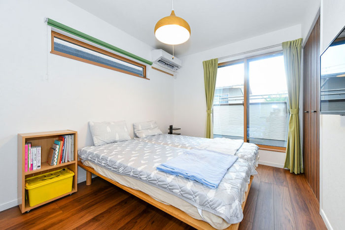 グリーンのカーテンがナチュラルで落ち着いた雰囲気の寝室｜京都・大阪・滋賀の注文住宅 天然木の家