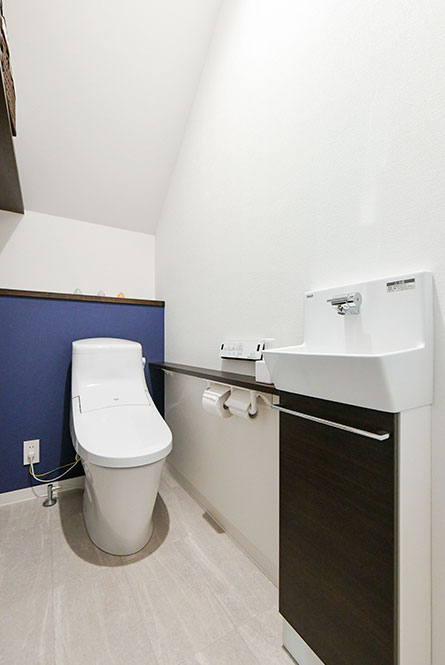 階段下を利用したトイレ｜京都・大阪・滋賀の注文住宅 天然木の家