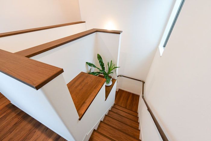 踏み幅を広くし安全に設計された階段｜京都・大阪・滋賀の注文住宅 天然木の家