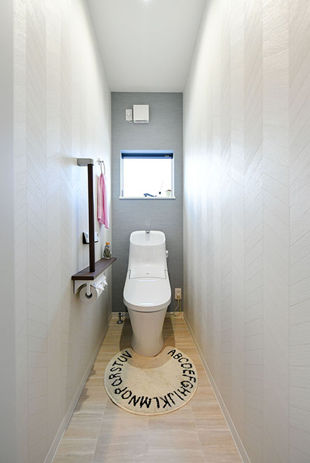 淡い色合いでまとめられた北欧テイストのトイレ｜京都・大阪・滋賀の注文住宅 天然木の家