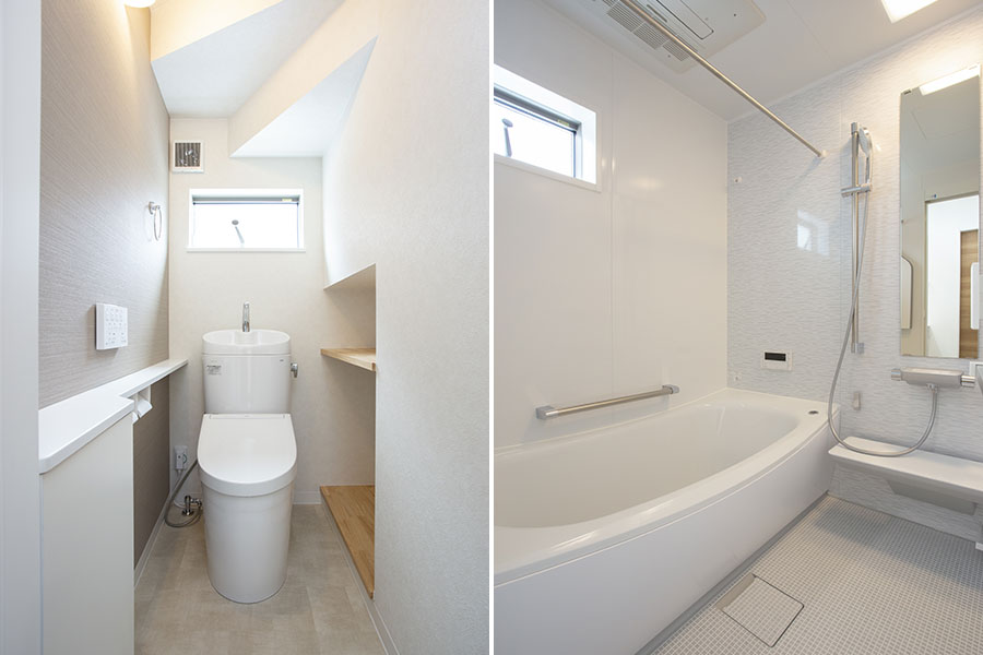 階段下を有効活用したトイレと爽やかな色合いの浴室｜京都・滋賀の注文住宅 天然木の家