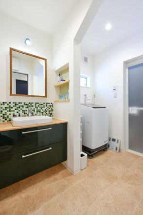 緑のタイルに洗面台が素敵な洗面室｜京都・大阪・滋賀の注文住宅 天然木の家