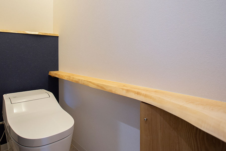 トイレに使用された天然木一枚板はおしゃれな空間を演出してくれる｜京都・滋賀の注文住宅 天然木の家