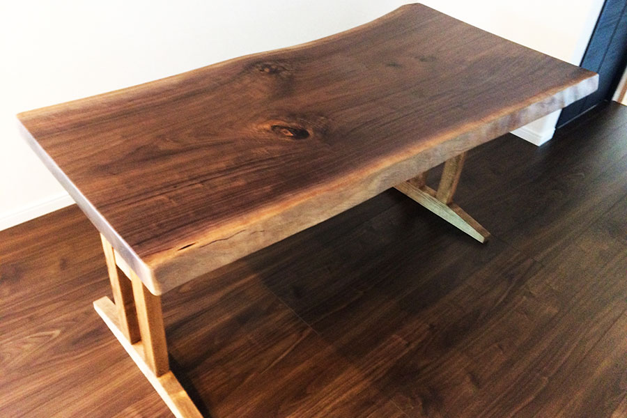 天然木一枚板を使用した重厚感あるダイニングテーブル｜京都・滋賀の注文住宅 天然木の家