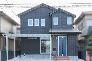 黒の外壁にブルーの扉が映える外観｜京都・大阪・滋賀の注文住宅 天然木の家