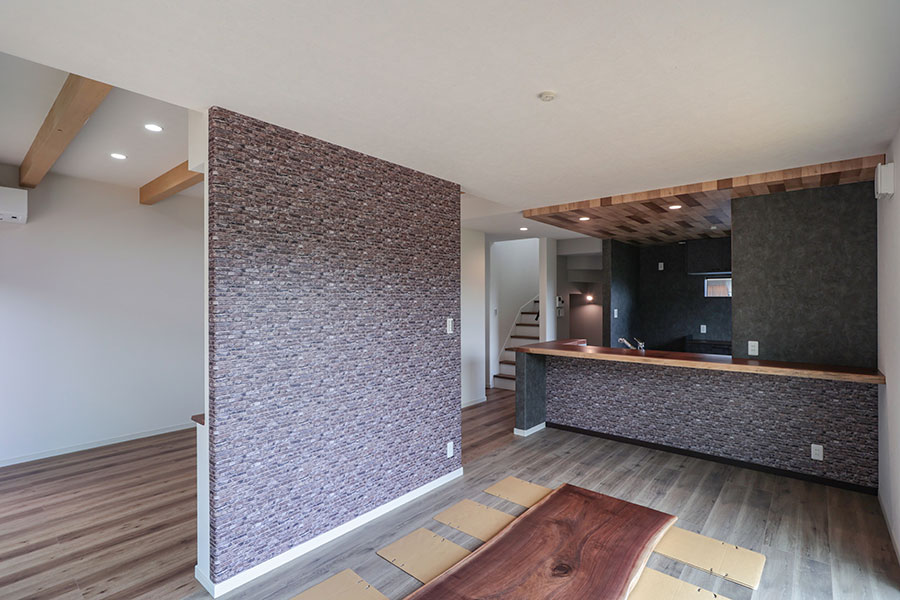 見切り壁が優しく空間を仕切る｜京都・滋賀の注文住宅 天然木の家
