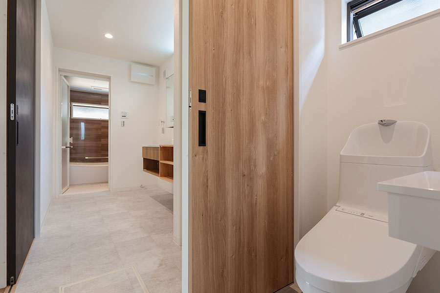 玄関からお風呂場まで通り抜けることができる2ドア使用のトイレ｜京都・滋賀の注文住宅 天然木の家