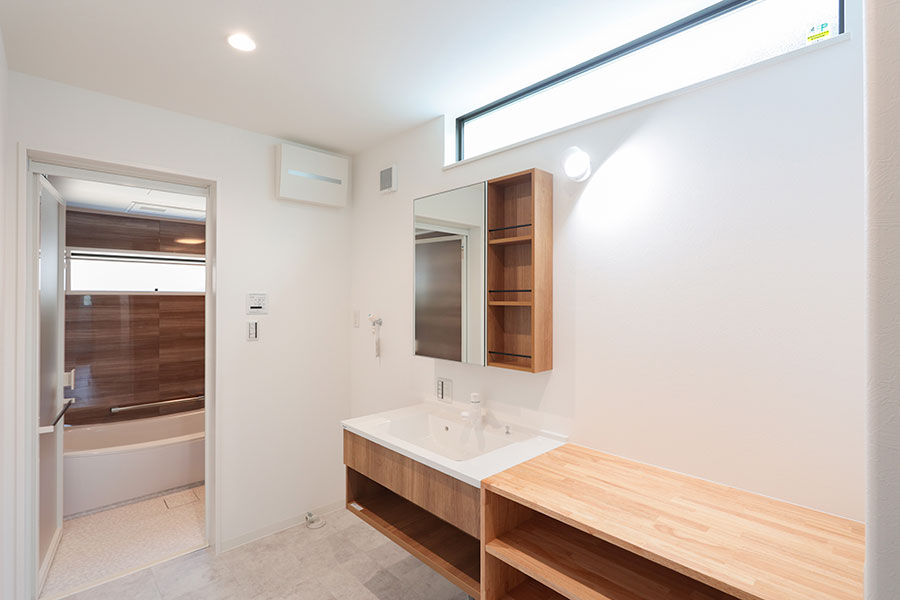 広々とした洗面台は家族並んでの身支度も余裕｜京都・滋賀の注文住宅 天然木の家